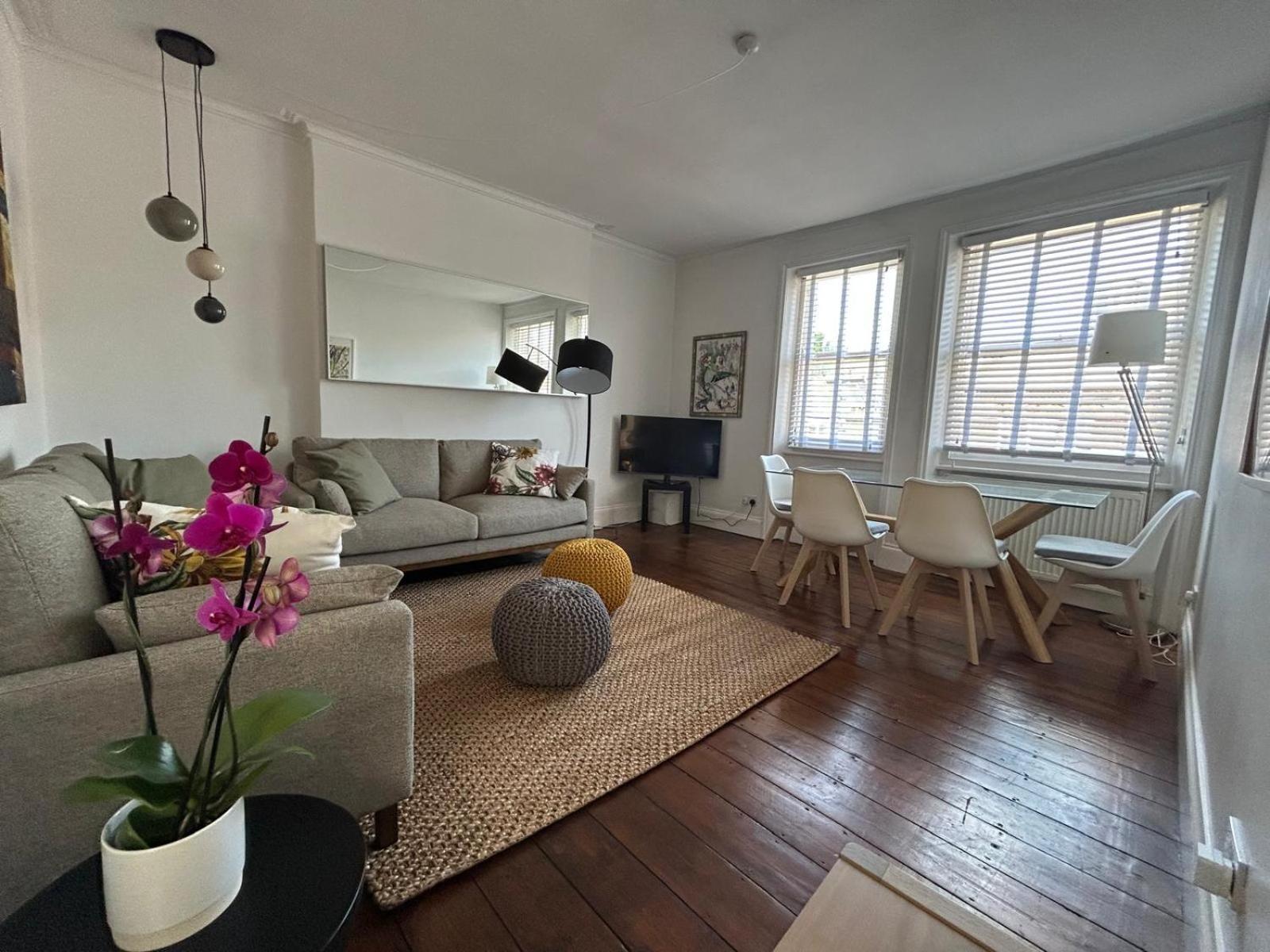 West Kensington 2bed Flat * Londra